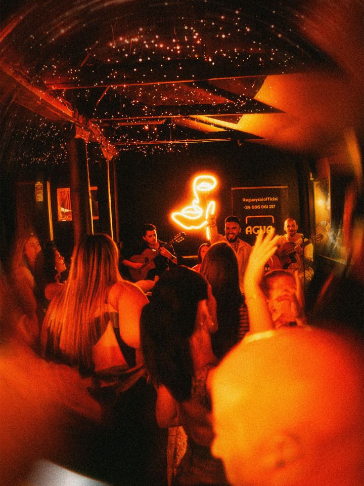 Concierto en directo y ambiente nocturno en Kaya Club