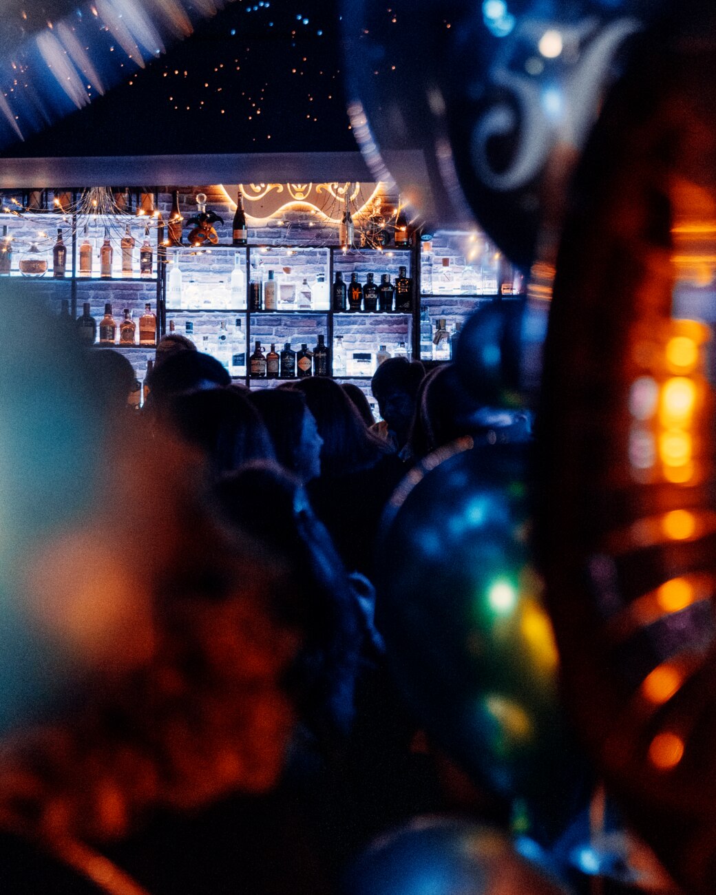 Interior de Kaya Club: la barra y la sala